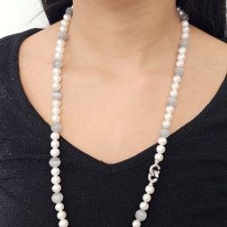 Collana lunga 69cm con Perle Bianche e Occhio di gatto foto indossata
