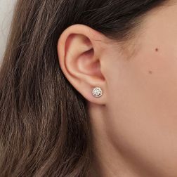 Orecchini Punto Luce Diamanti 0.26ct/0.27ct Ciascuno Contornati foto indossata