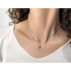 Collana con ciondolo Fiore 12mm Rubino centrale e Diamanti contorno foto indossata