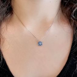 Collana con ciondolo Fiore 9mm Acquamarina centrale e Zaffiri Blu contorno foto indossata