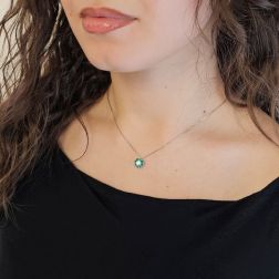 foto indossata Collana con ciondolo Fiore 9mm Diamante 0.24ct GIA centrale e Smeraldi