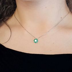 foto indossata Collana con ciondolo Fiore 9mm Diamante 0.24ct GIA centrale e Smeraldi