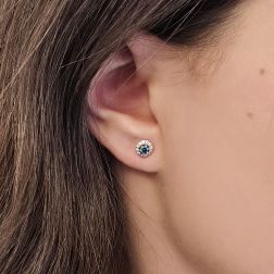 Orecchini Punto Luce Diamanti Blu 0.12ct Ciascuno Contornati foto indossata