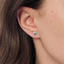 Orecchini Punto Luce Diamanti Blu 0.12ct Ciascuno Contornati foto indossata