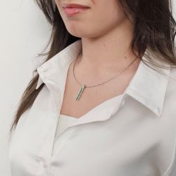 Ciondolo Navette con 9 Smeraldi e 18 Diamanti foto ndossata