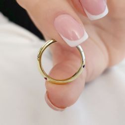 Veretta Piramidale sottile con Diamanti, Zaffiro Blu, Rubino, Smeraldo Oro Giallo foto indossata