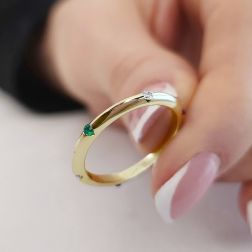 Veretta Piramidale sottile con Diamanti, Zaffiro Blu, Rubino, Smeraldo Oro Giallo foto indossata
