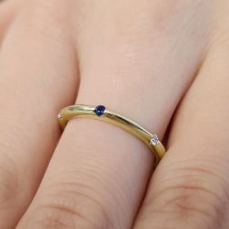 Veretta Piramidale sottile con Diamanti, Zaffiro Blu, Rubino, Smeraldo Oro Giallo foto indossata