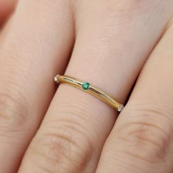 Veretta Piramidale sottile con Diamanti, Zaffiro Blu, Rubino, Smeraldo Oro Giallo foto indossata