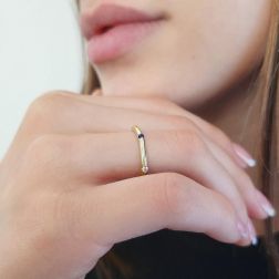 Veretta Piramidale sottile con Diamanti, Zaffiro Blu, Rubino, Smeraldo Oro Giallo foto indossata