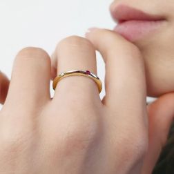Veretta Piramidale sottile con Diamanti, Zaffiro Blu, Rubino, Smeraldo Oro Giallo foto indossata