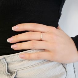Veretta Piramidale sottile con Diamanti, Zaffiro Blu, Rubino, Smeraldo Oro Giallo foto indossata
