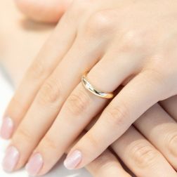 Fede Classica 6gr UNOAERRE foto indossata donna esempio con Diamante