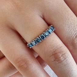 Veretta 7 Diamanti Blu - Larghezza 3.6mm - Oro Bianco foto indossata