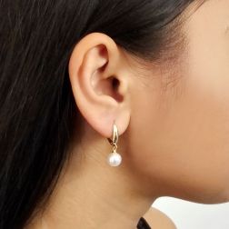 Orecchini Gancio Classico Perla Freshwater 7.5mm Oro Giallo foto indossata