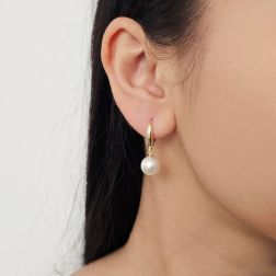 Orecchini Gancio Classico Perla Freshwater 9mm Oro Giallo foto indossata