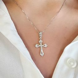 Ciondolo Croce Gotica in Oro Bianco con Diamanti foto indossata