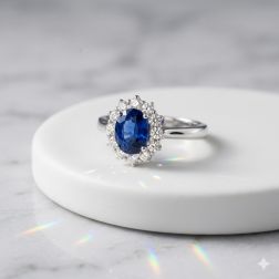 Anello Kate Zaffiro Ovale 8x6mm e 12 Diamanti in Oro Bianco - Misura 14