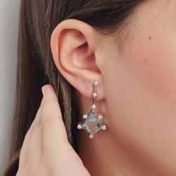 Orecchini Pendenti Queen Acquamarina e Diamanti su Oro Bianco foto indossata