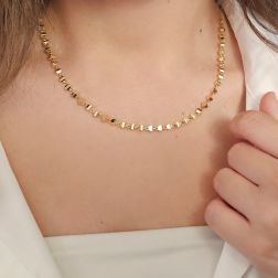 Collana a Trapezi Tridimensionali in Oro Giallo foto indossata