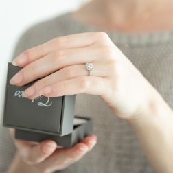 Anello Solitario Contornato Squadrato Diamante 0.50ct foto indossata