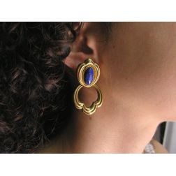 Orecchini "Nascita di Venere" in Oro Giallo con Lapislazzuli Blu foto indossata