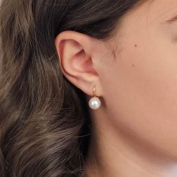 Orecchini Gancio Classico Perla Akoya 9.5mm Oro Giallo foto indossata
