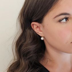 Orecchini Gancio Classico Perla Akoya 9.5mm Oro Giallo foto indossata