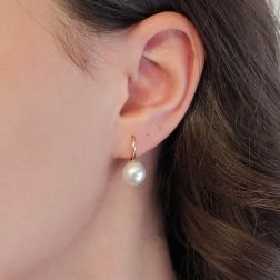 Orecchini Gancio Classico Perla Akoya 9.5mm Oro Giallo foto indossata