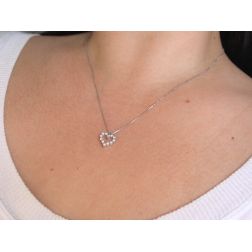 Collana con Ciondolo Cuore forato e 12 Diamanti foto indossata