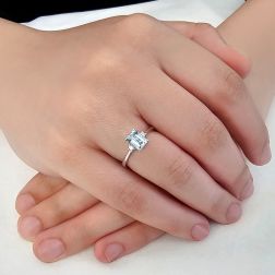 Anello Solitario Acquamarina Ottagonale 7x5mm e 2 Diamanti in Oro Bianco foto indossata