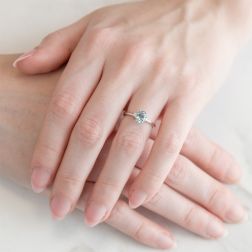 Anello Solitario Acquamarina Ovale 7x5mm e 2 Diamanti in Oro Bianco foto indossata