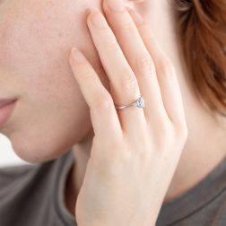Anello Solitario Acquamarina Ovale 7x5mm e 2 Diamanti in Oro Bianco foto indossata