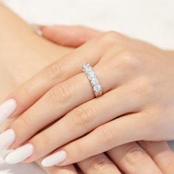 Veretta Suspended 5 Diamanti Centro 0.37ct e 4 da 0.30/031ct foto indossata