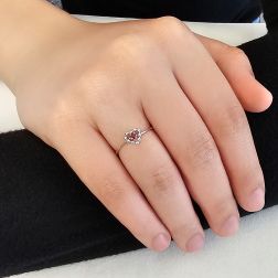 Anello Solitario Easy Love Rubino Oro Bianco Foto indossata