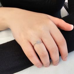 Anello Solitario Easy Square Diamante Oro Bianco Foto Indossata