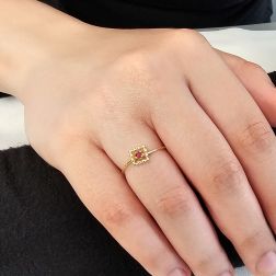 Anello Solitario Easy Square Rubino Oro Giallo foto indossata