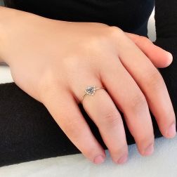 Anello Solitario Easy Love Zaffiro Blu Oro Bianco foto indossata