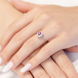 Anello Solitario Rubino Ovale 5x4mm e 10 Diamanti Foto indossata