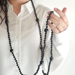 Collana Lunga Onice Nera Laccio 170cm con Sfere da 16.5mm 8.5mm foto indossata