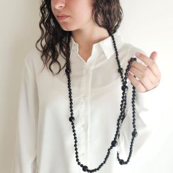 Collana Lunga Onice Nera Laccio 170cm con Sfere da 16.5mm 8.5mm foto indossata