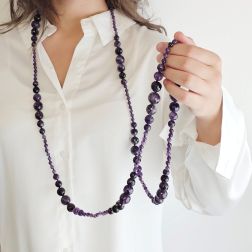Collana Lunga Ametista Laccio 160cm Sfere Sfaccettate scalare 15.5mm a 10mm e lucide da 6mm foto indossata