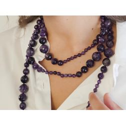Collana Lunga Ametista Laccio 160cm Sfere Sfaccettate scalare 15.5mm a 10mm e lucide da 6mm foto indossata