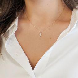 Ciondolo Lettera Iniziale "T" con Diamanti in Oro Bianco 18kt foto indossata