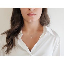 Ciondolo Lettera Iniziale "T" con Diamanti in Oro Bianco 18kt foto indossata