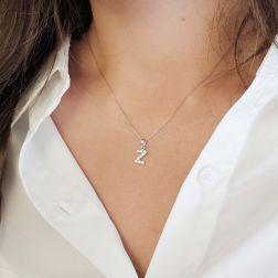 Ciondolo Lettera Iniziale "Z" con Diamanti in Oro Bianco 18kt foto indossata