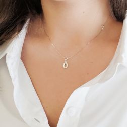 Ciondolo Lettera Iniziale "O" con Diamanti in Oro Bianco 18kt foto indossata