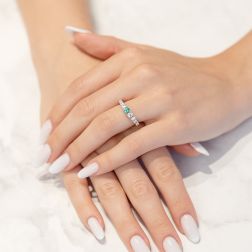 Solitario Contornato Veretta Scalare Smeraldo e Diamanti Oro Bianco - misura 12 - foto indossata