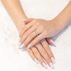 Solitario Contornato Veretta Scalare Acquamarina e Diamanti Oro Bianco - misura 14 foto indossata