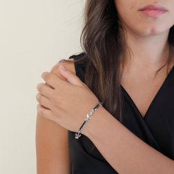 Bracciale in Oro Bianco e Caucciù a segmenti con Ancore foto indossata